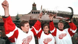 (L-R) Russian Detroit Red Wings Stanley Cup '97 winners Igor Larionov, Slava Kozlov and Slava Fetisov hold aloft the Cup 17 August at the Red Square in front of Lenin's Mausoleum. The Cup arrived in Moscow yesterday and will be displayed for several days here during International "Spartak" Icehockey Tornament which opens tonight. Each winning Stanley Cup player is entitled to take the trophy back home for a couple of days.