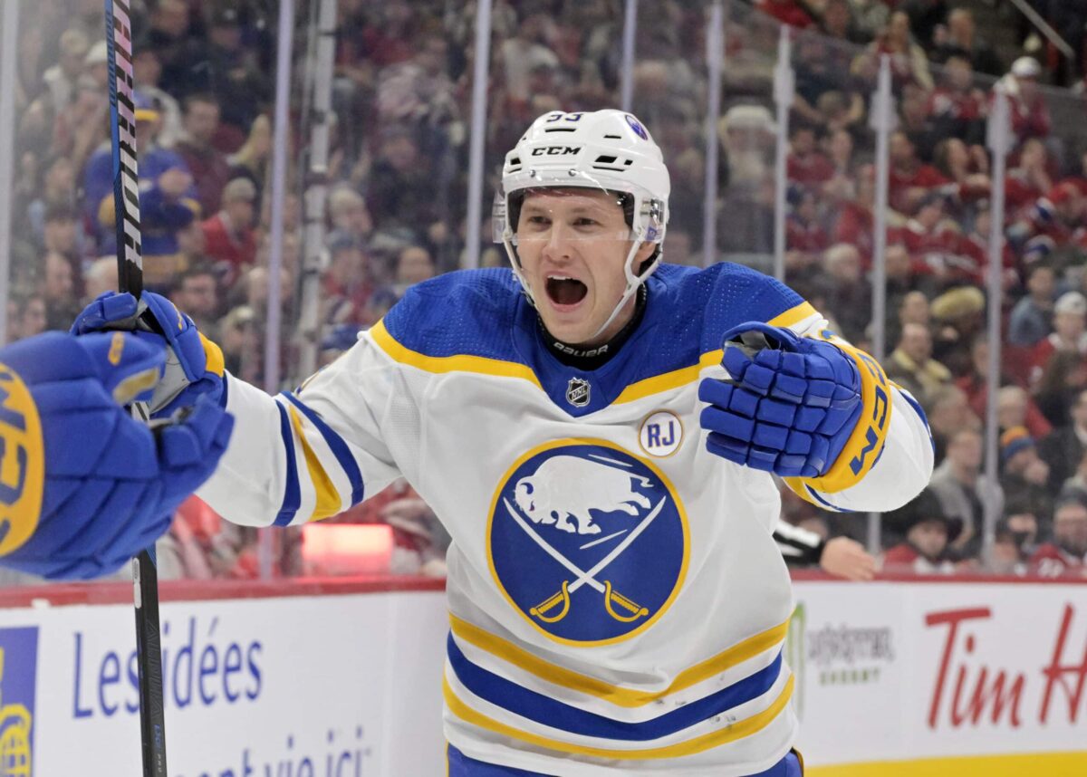 Tage Thompson tuulettaa maalia.