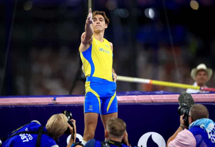 epa11528830 Armand Duplantis of Sweden celebrates winning the Men Pole Vault final of the Athletics competitions in the Paris 2024 Olympic Games, at the Stade de France stadium in Saint Denis, France, 05 August 2024.  EPA-EFE/MARTIN DIVISEK