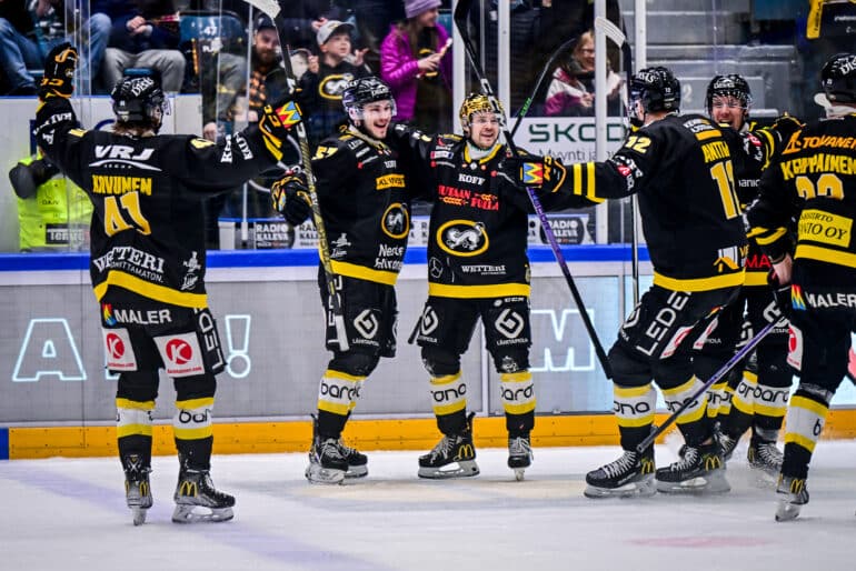 xxkeikkaxx 20240419 OULU, OULUN ENERGIA AREENA
Jääkiekon SM-Liiga. Kärpät vs Kalpa.

Kuvassa Ville Koivunen, Arttu Hyry, Teemu Turunen ja Marko Anttila

Photo: Jussi Määttä / All Over Press