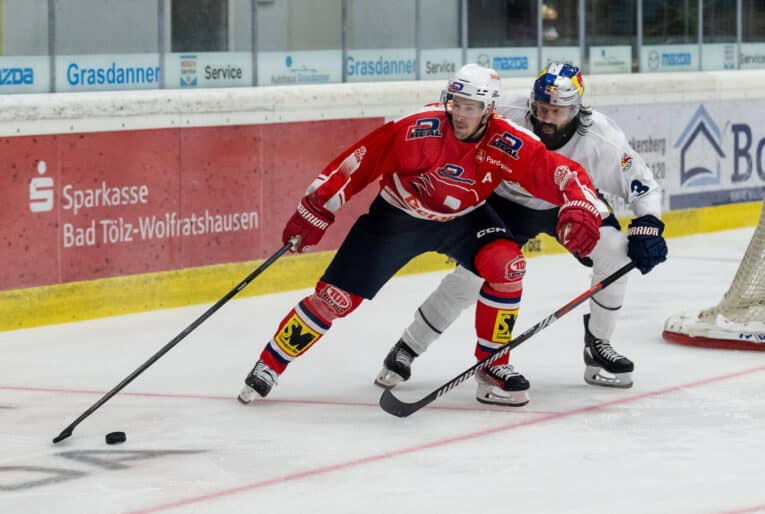 Kampf um den Puck / Zweikampf zwischen Roman Cervenka HC Dynamo Pardubice, 19 und Dominik Bittner EHC Red Bull Muenchen, 3. GER, EHC Red Bull Muenchen gegen HC Dynamo Pardubice, Eishockey, Testspiel, Preseason, 28.08.2024. GER, EHC Red Bull Muenchen gegen HC Dynamo Pardubice, Eishockey, Testspiel, Preseason, 28.08.2024. Bad Toelz *** Fight for the puck duel between Roman Cervenka HC Dynamo Pardubice, 19 and Dominik Bittner EHC Red Bull Muenchen, 3 GER, EHC Red Bull Muenchen vs HC Dynamo Pardubice, Ice field hockey, Test match, Preseason, 28 08 2024 GER, EHC Red Bull Muenchen vs HC Dynamo Pardubice, Ice field hockey, Test match, Preseason, 28 08 2024 Bad Toelz Copyright: xEibner-Pressefoto/HeikexFeinerx EP_HFR