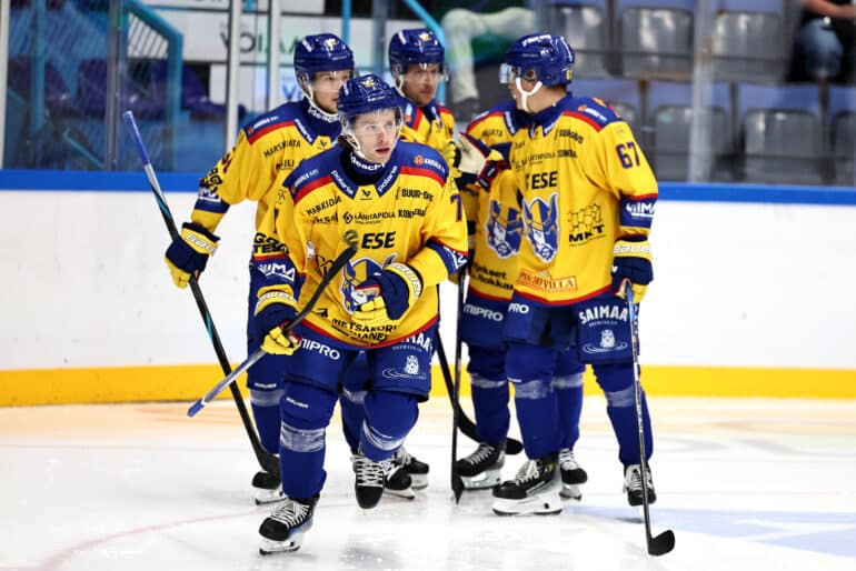 xxkeikkaxx
20240822 Lahti
Liiga harjoitusottelu Pelicans - Jukurit. Kuvassa Max Ellis ja jukuripelaajat juhlivat avausmaalia  
Tomi Natri / All Over Press

*** 22nd of August 2024 Lahti, Finland: Finnish ice hockey league Liiga pre-season match Pelicans vs Jukurit.
Photo by Tomi Natri / All Over Press