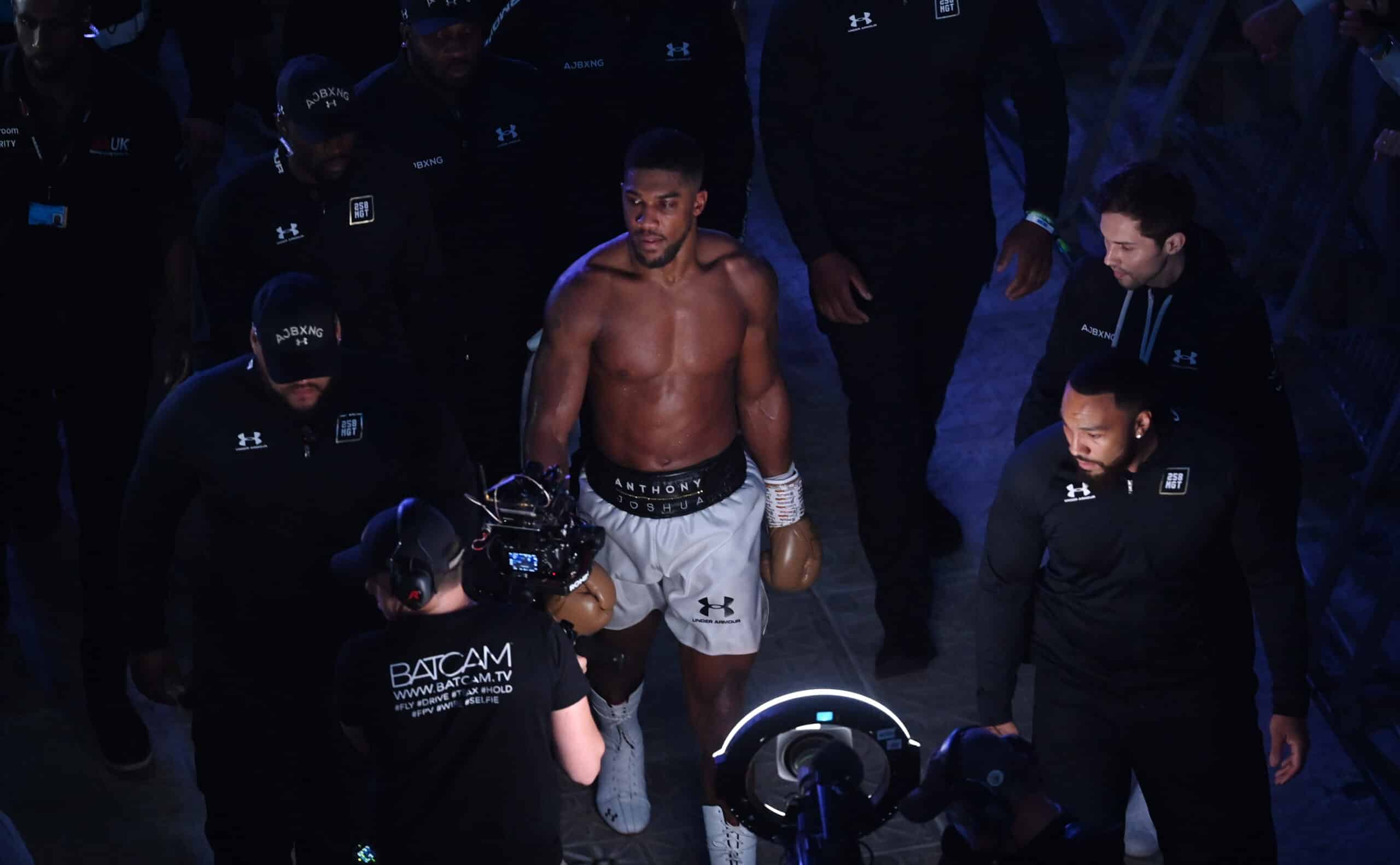 Anthony Joshua yrittää horjuttaa Daniel Duboisia.