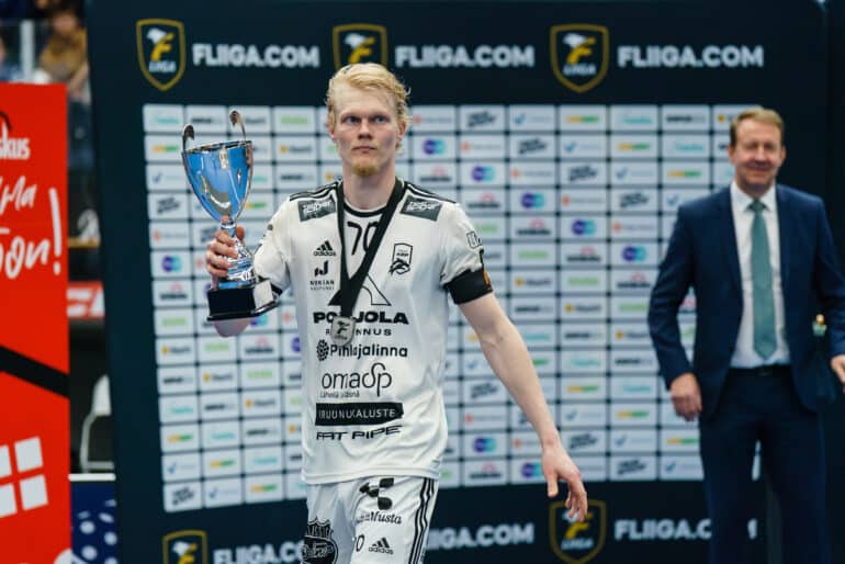 xxkeikkaxx
20230428 TAMPERE, HAKAMETSÄN JÄÄHALLI
F-Liiga 7. finaali
Nokian KrP-TPS
Joona Rantala, Nokian KrP #70
Rantala ja hopeajoukkueen pokaali

Photo: Mika Kylmäniemi / AOP