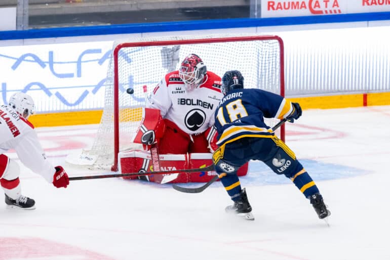 xxkeikkaxx 20240802 Pitsiturnaus 2024, Lukko - Ässät Rauma. Kuvassa 18 Steven Jandric, 41 Niklas Rubin, 3 Aleksi Anttalainen. Jandric laukoo maalin Elmeri Elo / All Over Press