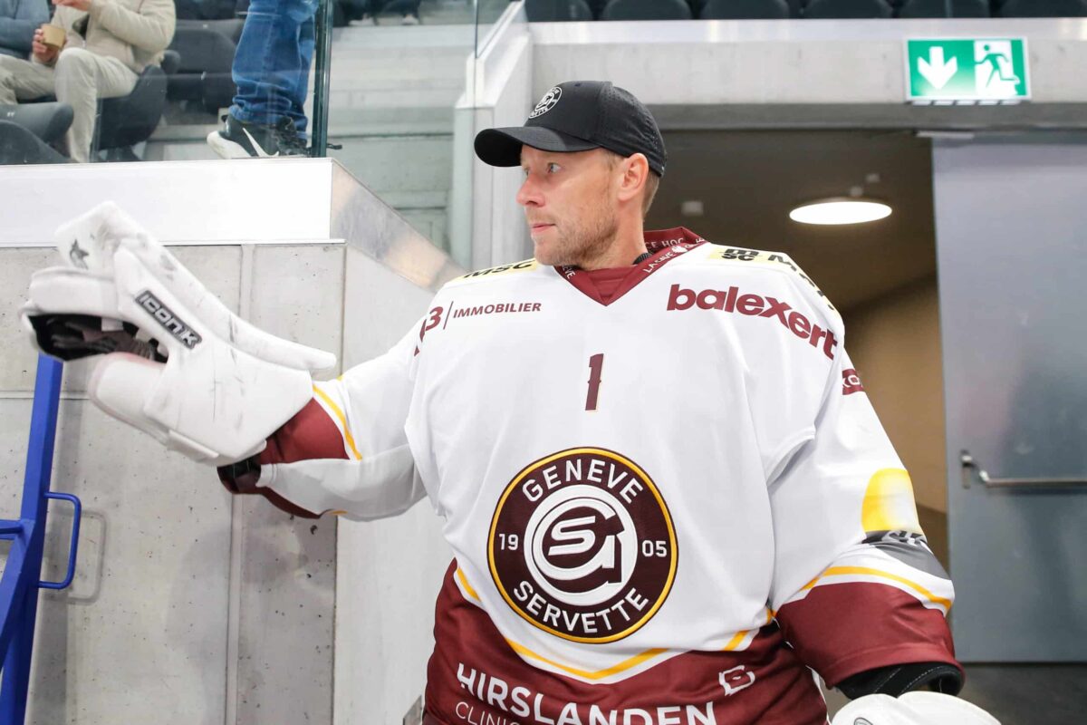 Antti Raanta kuvattuna koppikäytävän suulla Geneve-Servetten paidassa lippis päässään.