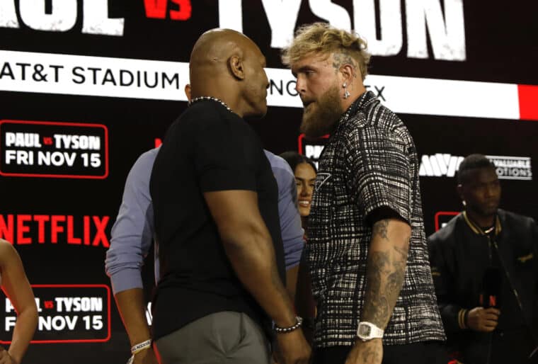 epa11554629 Former heavyweight boxing champion Mike Tyson (L) and YouTuber and professional boxer Jake Paul come face to face during a pre-fight press conference at the Javits Center in New York, New York, USA, 18 August 2024. The Tyson Paul heavyweight bout will be held at the AT&T Stadium in Arlington, Texas on 15 November 2024.  EPA-EFE/Peter Foley