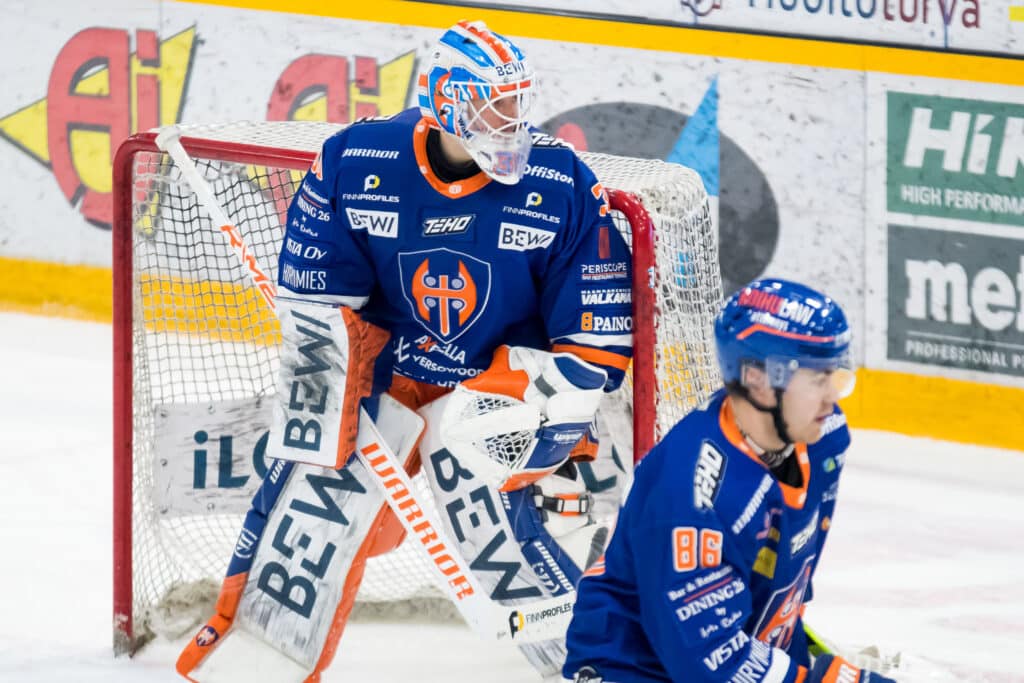 Christian Heljanko torjuntatöissä Tapparan maalilla Lappeenrannassa kauden 2023–24 aikana.