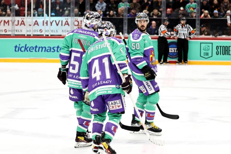 Jokerien ikämiesosasto pelaamassa marraskuussa. Kuvassa Valtteri Filppula, Antti Pihlström ja Juhamatti Aaltonen.