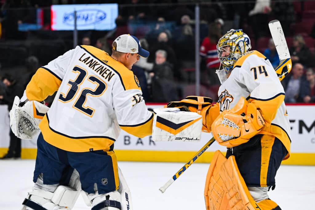 Juuse Saros ja Kevin Lankinen juhlimassa voittoa Nashville Predatorsissa kaudella 2023–24. Lankinen onnittelee varavahdin roolissa voiton torjunutta Sarosta.