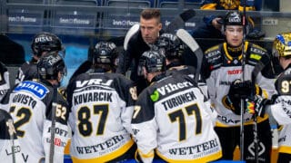 20240921 Lukko vs. Kärpät, Liiga runkosarja, Rauma. Kuvassa päävalmentaja Ville Mäntymaa aikalisällä. Elmeri Elo / All Over Press