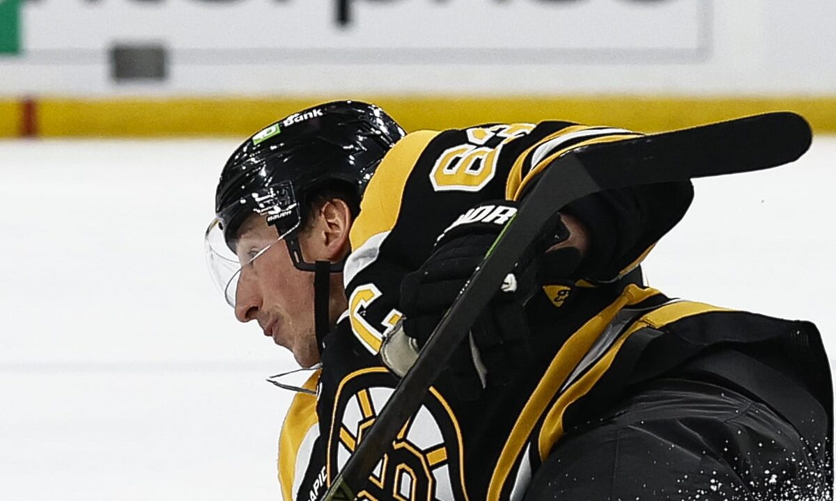 Brad Marchand kaatumassa Boston Bruinsin paidassa Vegasia vastaan. Kuvattu juuri ennen 4 Nations -taukoa.