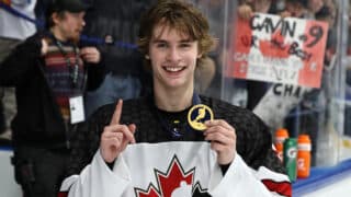 Gavin McKenna kuvattuna kultamitalin kanssa alle 18-vuotiaiden MM-kisojen jälkeen Espoossa vuonna 2024.
