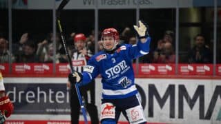Teemu Pulkkinen tuuletteli alkukaudesta Schwenninger Wild Wingsissä, mutta pian tuli lähtöpassit.