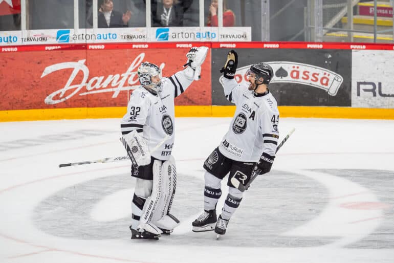 Niklas Arell ja Noa Vali juhlimassa voittoa Sportia vastaan lauantaina maaliskuun alkupuolella.