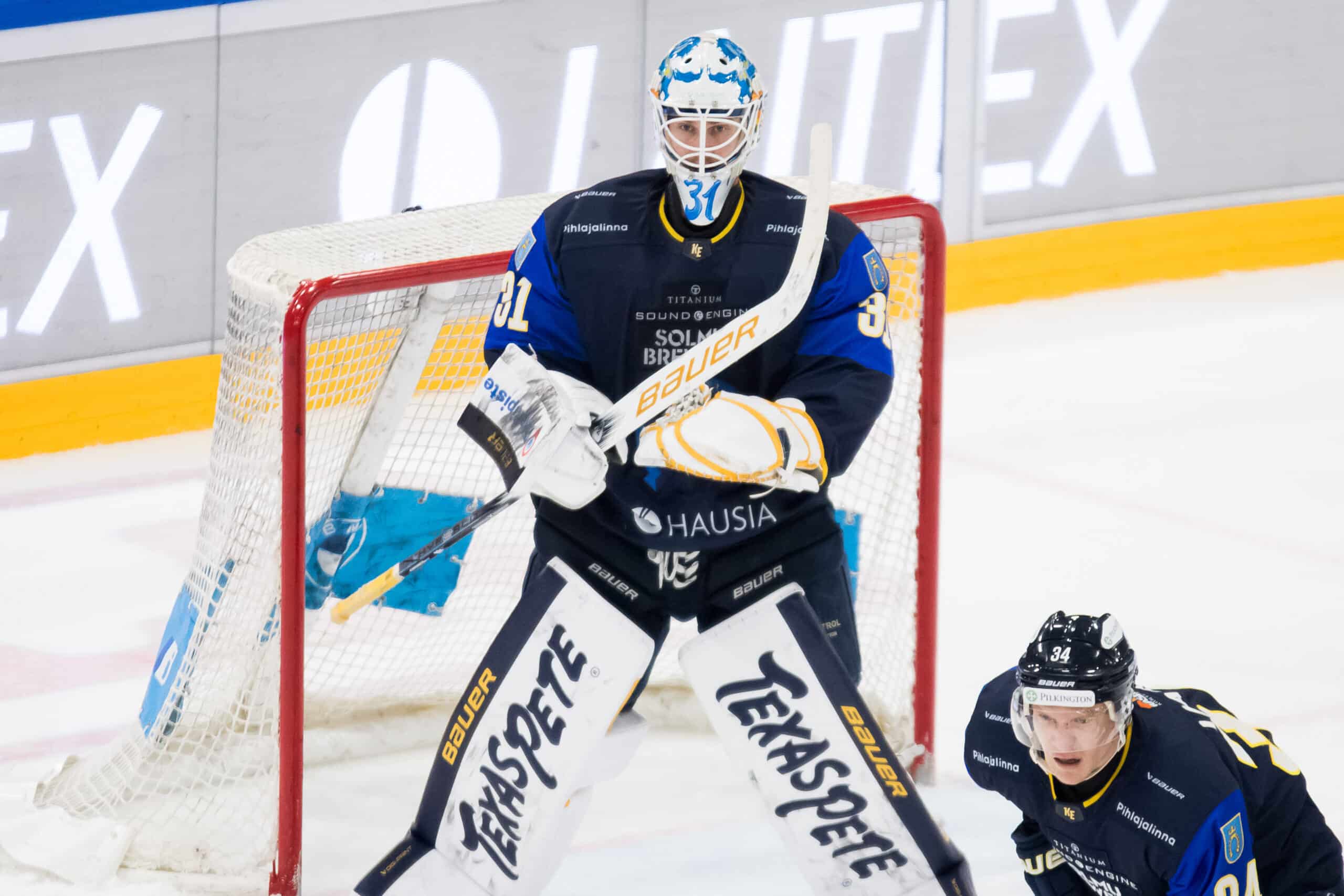 Patrik Laine virittää rannelaukausta Carolina Hurricanesia vastaan.