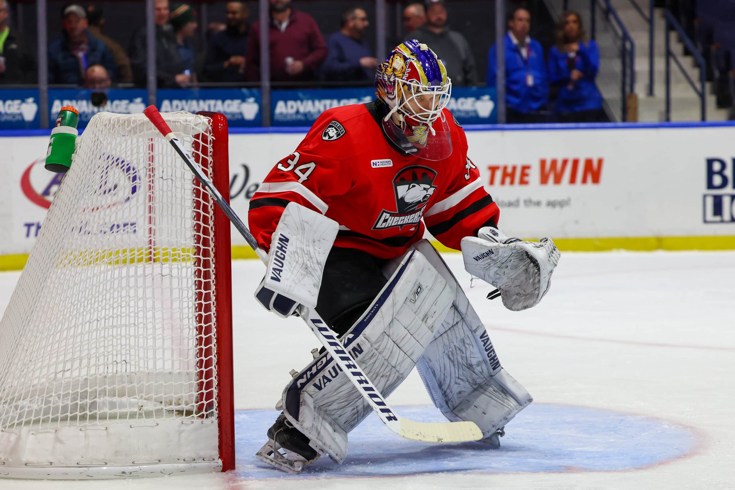 Antti Raanta kuvattuna koppikäytävän suulla Geneve-Servetten paidassa lippis päässään.