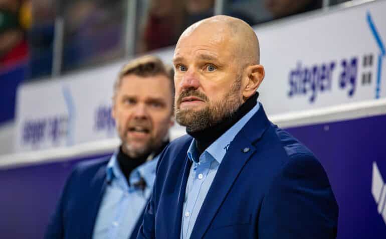 2WR2MJ3 EHC Biel Cheftrainer Petri Matikainen schaut auf das Spielfeld, dahinter sichtbar genervt sein Assistenztrainer Juha Vuori. (Kloten, Schweiz, 17.11.20