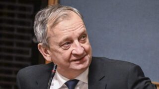 Hjallis Harkimo kuvattuna eduskuntatalossa 2025.