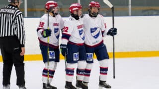HIFK:n naisten joukkue kuvattuna tuulettamassa maalia.