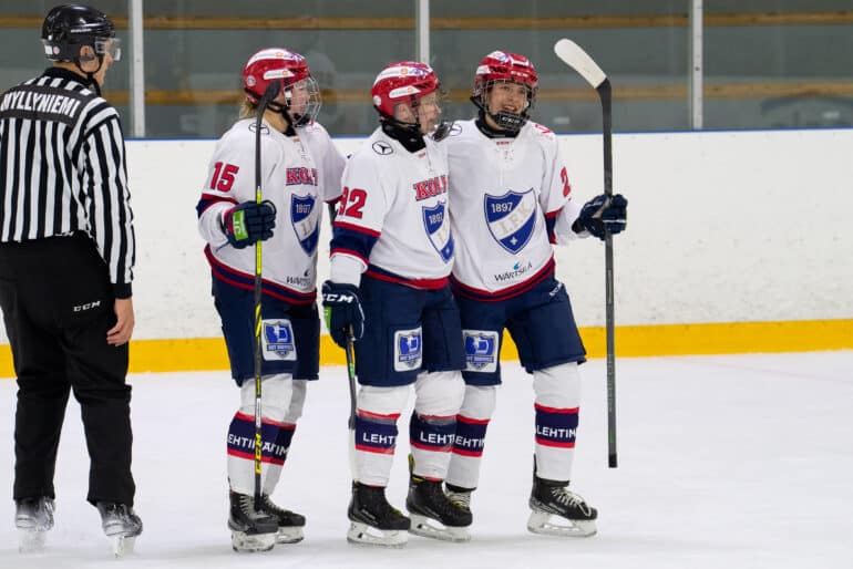 HIFK:n naisten joukkue kuvattuna tuulettamassa maalia.