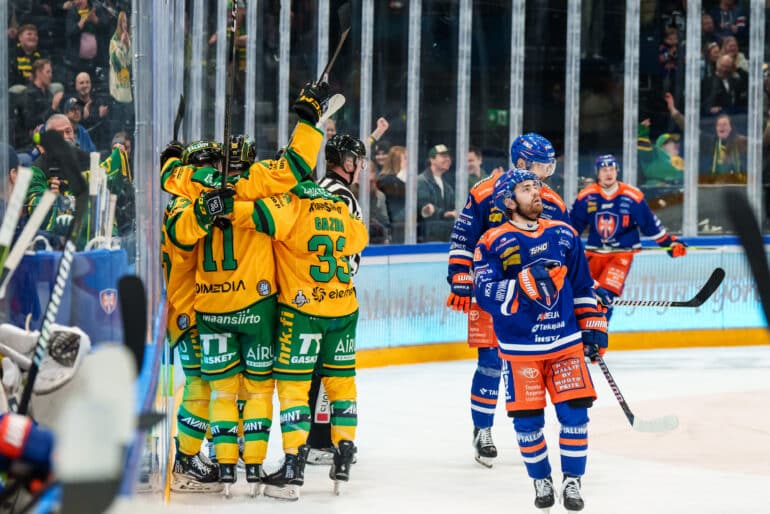 xxkeikkaxx
20250402 TAMPERE, NOKIA ARENA
Tappara-Ilves
Liiga Playoffs - puolivälierä 4
Erik Borg #11, Ilves
Daniel Gazda #33, Ilves
Philip Granath #86, Tappara
Ilveksen pelaajat juhlivat maalia.  Photo: Mika Kylmäniemi / AOP