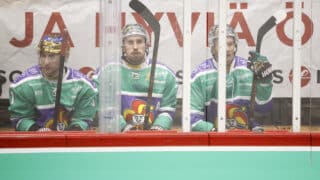 Kolme Jokerien pelaajaa jäähyaitiossa. Keskellä Valtteri Filppula.