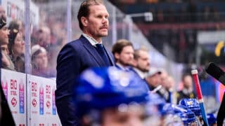 Jokinen Olli valmentamassa Jukurien penkin takana. Kuvattu keväällä 2024.