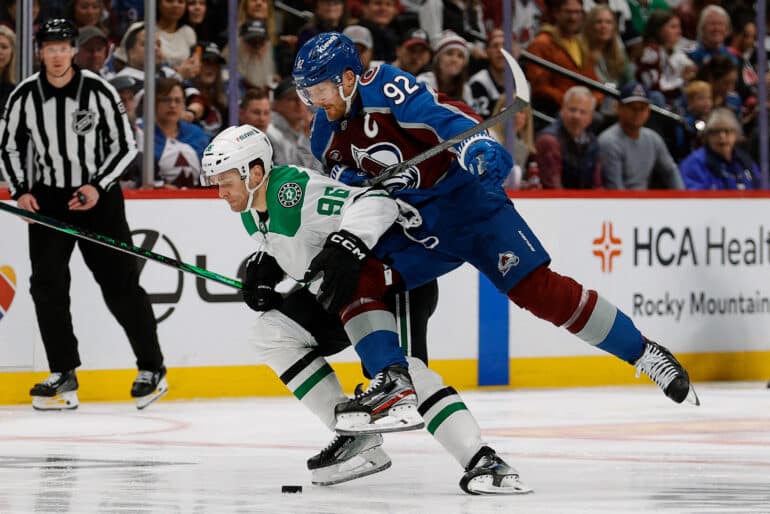 Gabriel Landeskog jahtaa Mikko Rantasta (4/2025).