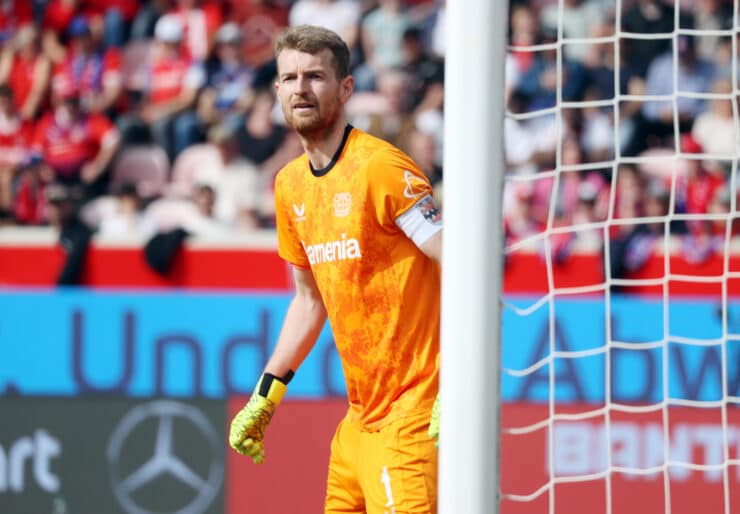 Lukas Hradecky torjuntatöissä Leverkusenin maalilla. Kuva otettu huhtikuussa 2025 Heidenheimissa.