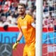 Lukas Hradecky torjuntatöissä Leverkusenin maalilla. Kuva otettu huhtikuussa 2025 Heidenheimissa.