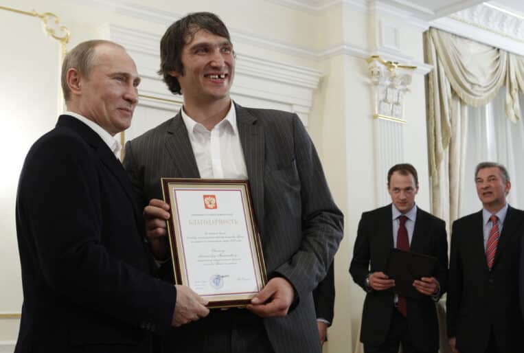 epa03241075 Russian President Vladimir Putin (L) and Russian national ice hockey team member Alexander Ovechkin (2- L) hold a certificate thanking Ovechkin for the great contribution into the team's victory at the Novo-Ogaryovo residence outside Moscow, Russia, 29 May, 2012. Russia beat Slovakia in the the 2012 IIHF men's World Championship final in Helsinki on 20 May, 2012  EPA/SERGEI KARPUKHIN/POOL