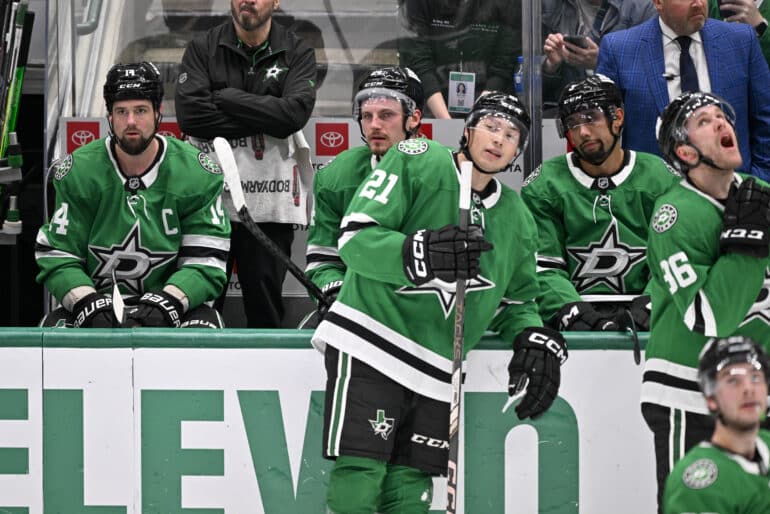 Jason Robertson kuvattuna Dallas Starsin vaihtoaition edessä huhtikuussa 2025.