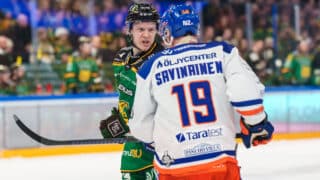 Veli-Matti Savinainen pelaamassa Tapparan paidassa pudotuspeleissä 2025.
