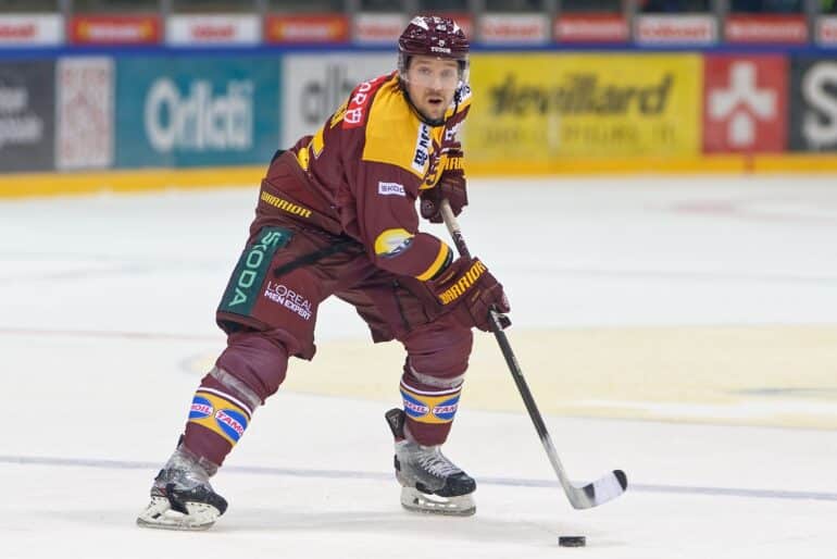 Sami Vatanen pelaamassa Geneven riveissä helmikuussa 2025.