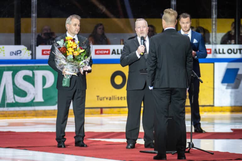 Tommi Virkkunen kuvattuna Lasse Kukkosen paidanjäädytysseremoniassa vuonna 2022.
