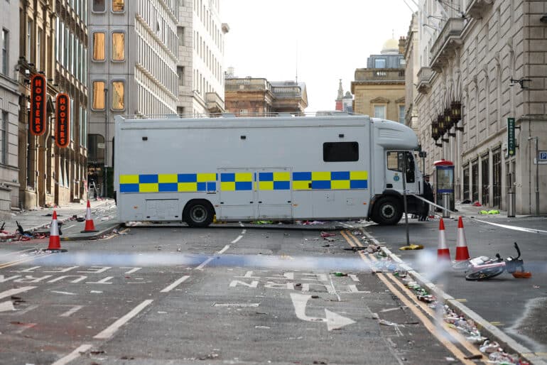 epa12138122 A general view of the scene where a car collided with people during the Liverpool FC trophy parade in Liverpool city centre, Britain, 27 May 2025. A 53-year-old British man has been detained after the collision with a number of pedestrians during Liverpool FC’s victory parade, Merseyside Police said.  EPA-EFE/ADAM VAUGHAN