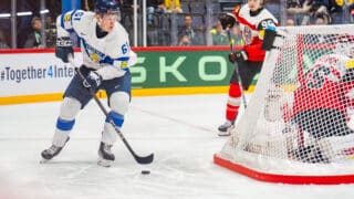 Juuso Pärssinen kuvattuna Itävallan maalin takana MM-kisojen avausottelussa 9.5.2025.