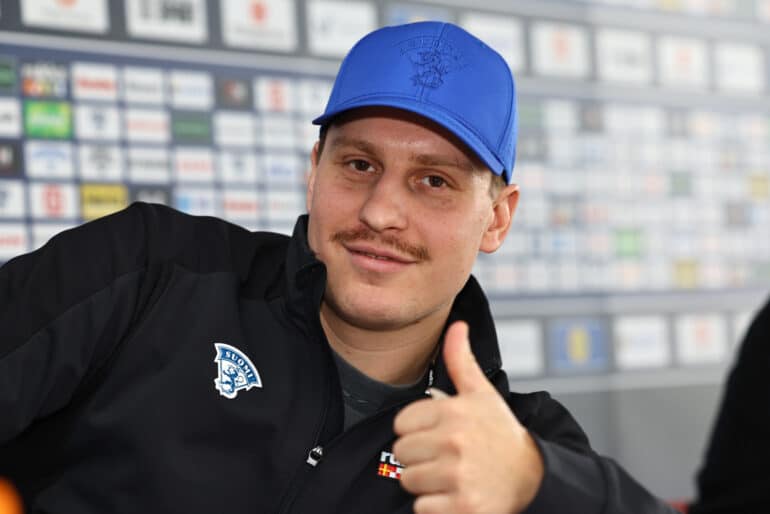 xxkeikkaxx
20250506 Helsinki
Leijonat pressitilaisuus. Kuvassa Eeli Tolvanen 
Tomi Natri / All Over Press


** 6th of May 2025 Helsinki, Finland. Press conference of the Finnish men's ice hockey world championship team.
Photo by Tomi Natri / All Over Press