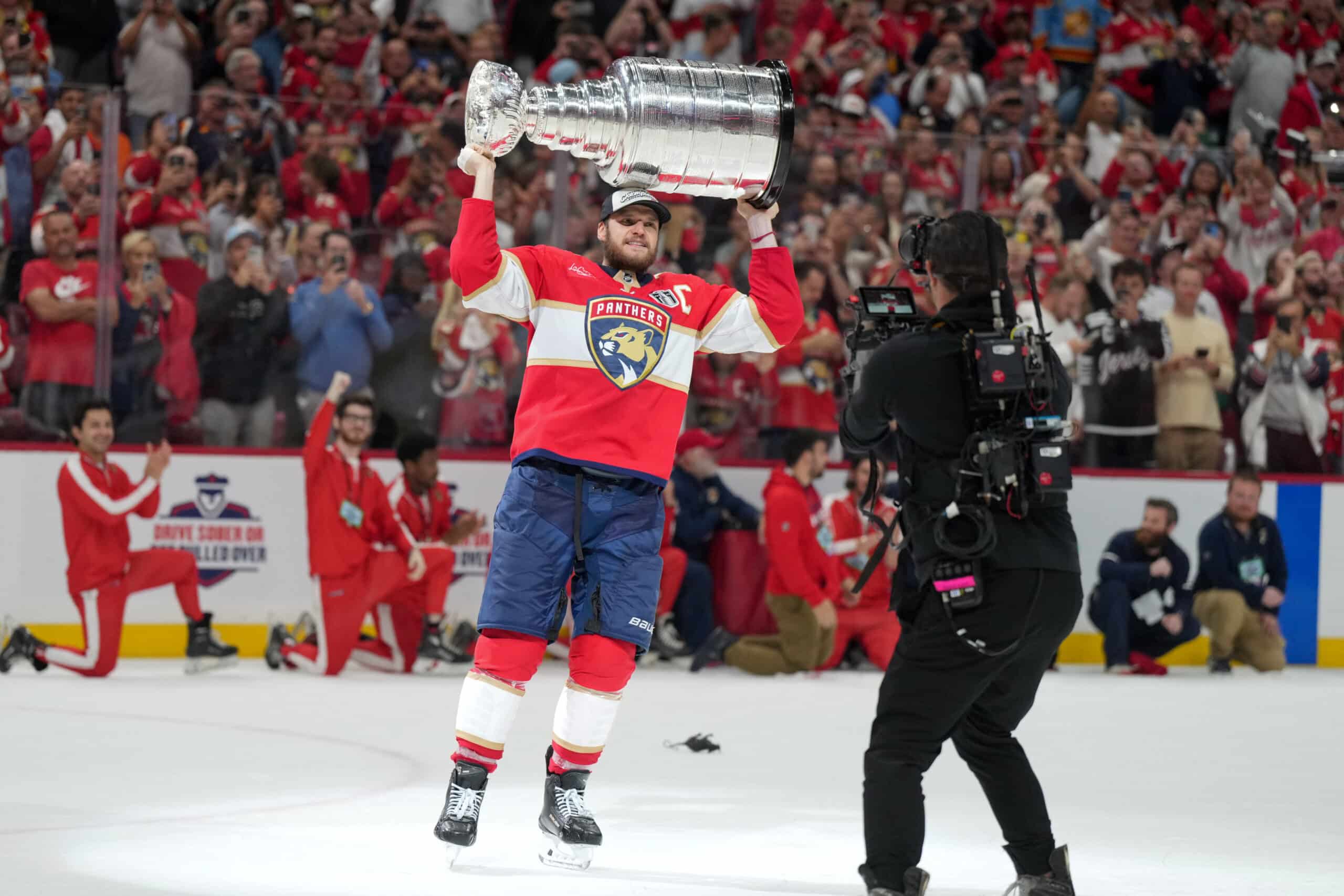 Jesse Puljujärvi pelaamassa 12. maaliskuuta Charlotte Checkersin paidassa.