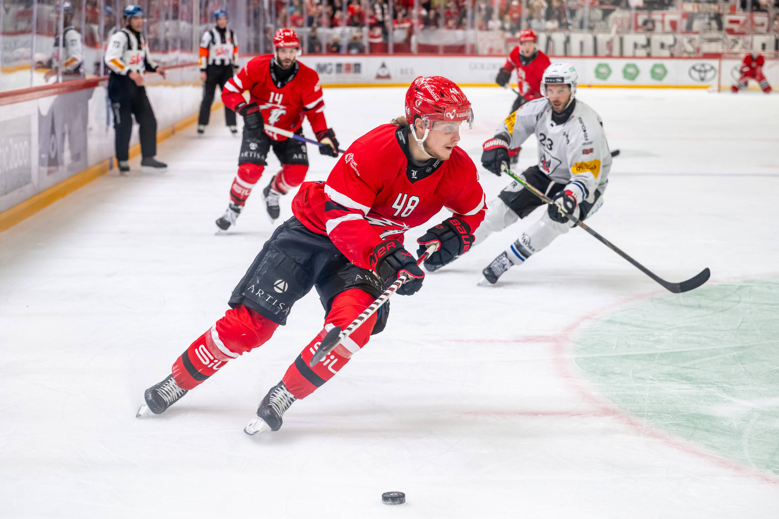 Jesse Puljujärvi pelaamassa 12. maaliskuuta Charlotte Checkersin paidassa.