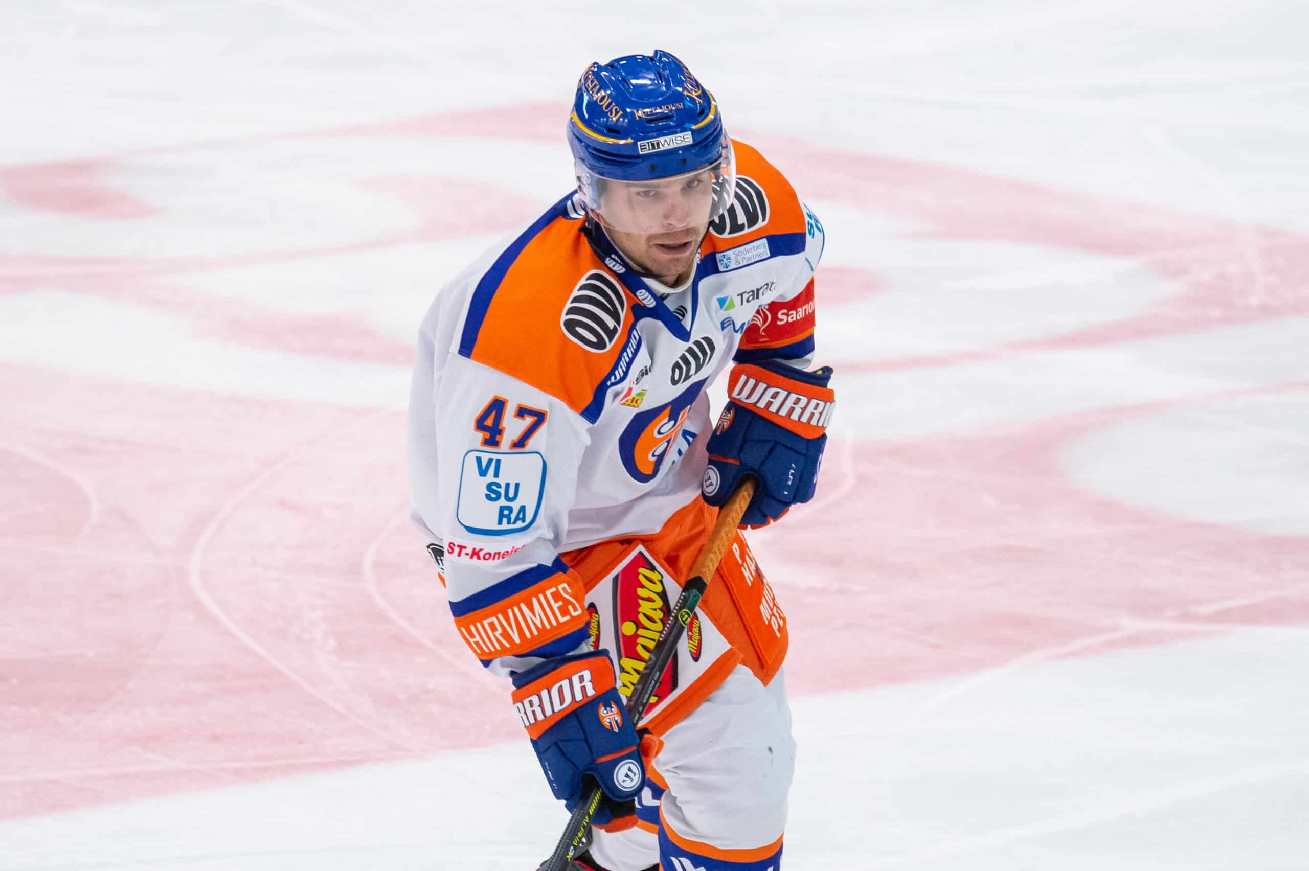 Teemu Pulkkinen tuuletteli alkukaudesta Schwenninger Wild Wingsissä, mutta pian tuli lähtöpassit.