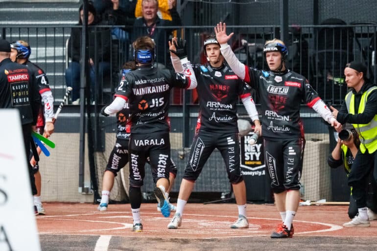 xxkeikkaxx
20250903 TAMPERE, KAUPIN PESÄPALLOSTADION
Superpesis välierät: Manse PP - KPL
Simo Vainikainen #2 tuo joukkueelleen ensimmäisen juoksun, vastaanottamassa Matias Paananen #9 ja Severi Tikkakoski #1.


Photo: Mika Kylmäniemi / AOP