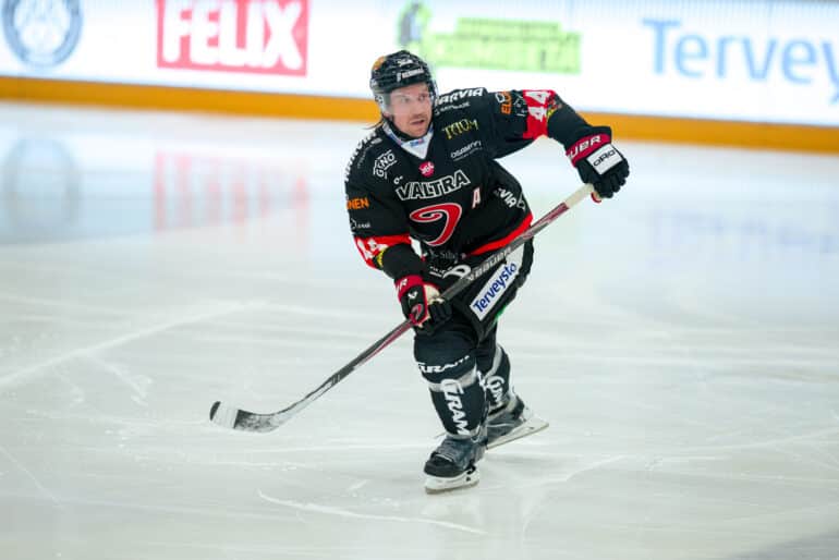 xxkeikkaxx - 20250910, Jyväskylä Liiga JYP vs Ilves. Kuvassa JYP Sami Vatanen. Vesa Pöppönen / AOP