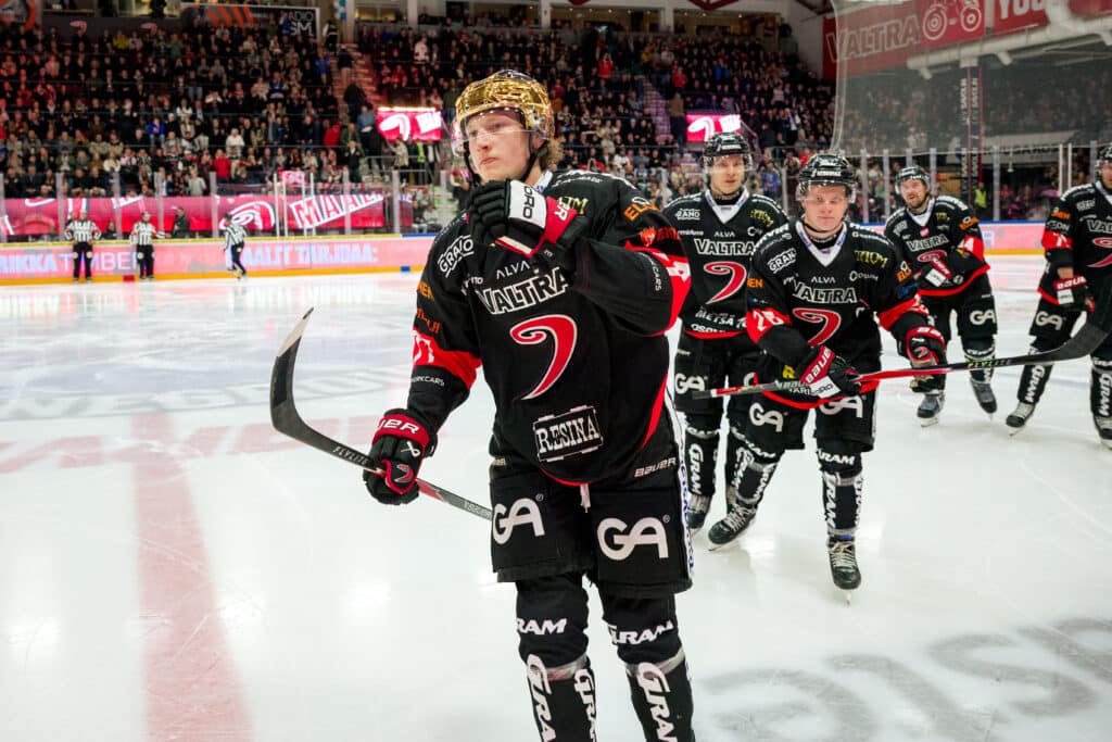 xxkeikkaxx - 20250926, Jyväskylä Liiga JYP vs Tappara. JYP 4-2-maali. Kuvassa JYP Leevi Tukiainen. Vesa Pöppönen / AOP