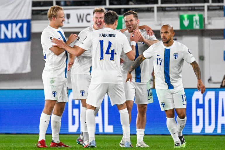 epa12442530 Benjamin Kallman (2-R) of Finalnd celebrate with his teammates after scoring the 1-1 goal during the 2026 FIFA World Cup Qualifiers soccer match between Finland and Lithuania in Helsinki, Finland, 09 October 2025.  EPA/KIMMO BRANDT