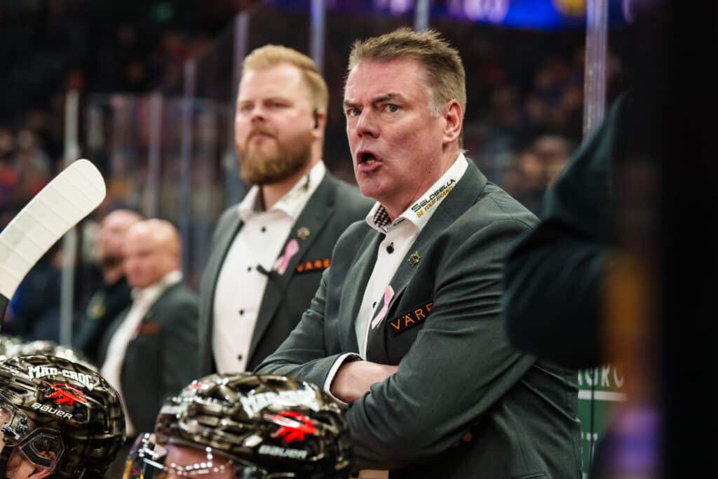 xxkeikkaxx
20251028 Tampere, Nokia Arena
Tappara-SaiPa
Raimo Helminen, SaiPa ohjeistaa pelaajia. Photo: Mika Kylmäniemi / AOP