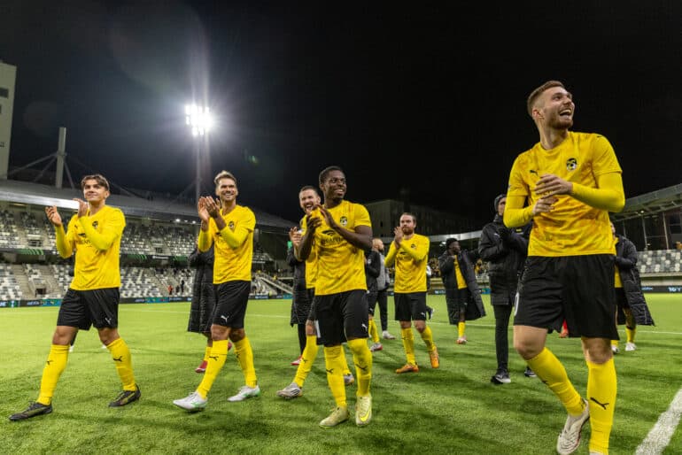 xxkeikkaxx 20251106 Tampere Uefa conference league ottelu KuPS vs Slovan Bratislava. Kuvassa KuPSin Arttu Lötjönen, Paulo Ricardo, maalintekijä Piotr Parzyszek, Joslyn Luyeye-Lutumba, Jerry Voutilainen ja Doni Arifi mideasfi / All Over Press
  *** 20251106 Tampere, Finland. Uefa conference league match KuPS vs Slovan Bratislava. 
Photo by Miska Savolainen / All Over Press
