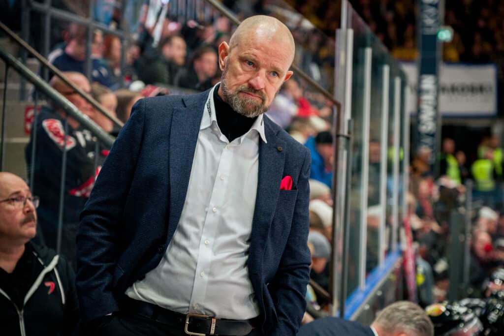 xxkeikkaxx - 20251114, Jyväskylä Liiga JYP vs KalPa. Kuvassa JYP valmentaja.Petri Matikainen. Vesa Pöppönen / AOP