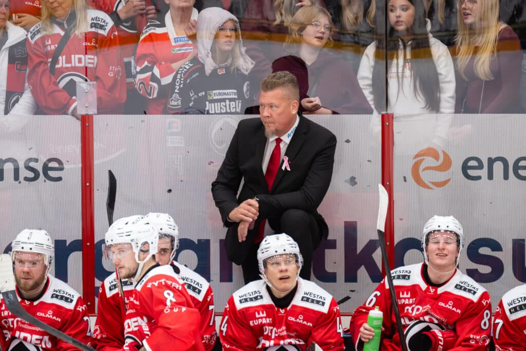xxkeikkaxx 20251025 Ässät vs. Lukko, Liiga runkosarja, Pori. Kuvassa päävalmentaja Jarno Pikkarainen. Elmeri Elo / All Over Press
  *** 20251025 Pori, Finland. Finnish ice hockey league Liiga match Assat vs. Lukko, Photo by Elmeri Elo / All Over Press